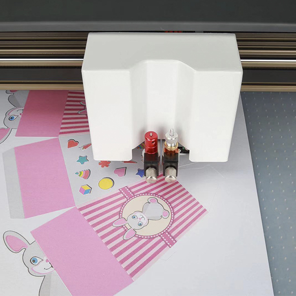 Камера за язане по контур с разчитане на пасери